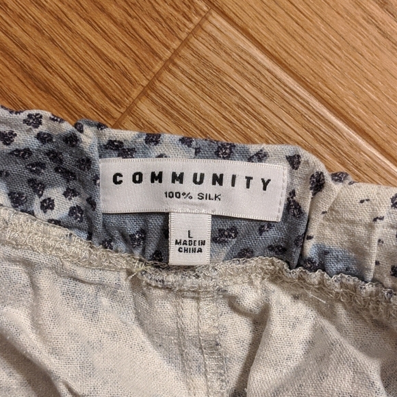 Community Brand 100% silk shorts - Picture 2 of 4